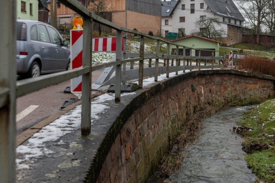 Landrat kritisiert den Freistaat: Straßenbau bleibt auf der Strecke - Diese Stützmauer an der Oberen Dorfstraße in Frankenau soll nun saniert werden. Das Projekt sollte eigentlich schon längst umgesetzt sein, doch dafür fehlte bislang die Förderung des Freistaats. 