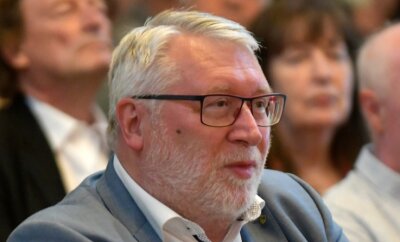 Landrat: Lauterbach wimmelte mich ab - Landrat Matthias Damm (CDU) - hier beim Leserforum der "Freien Presse" vergangene Woche im "Goldenen Löwen" Hainichen - ist gegen eine einrichtungsbezogene Impfpflicht. 