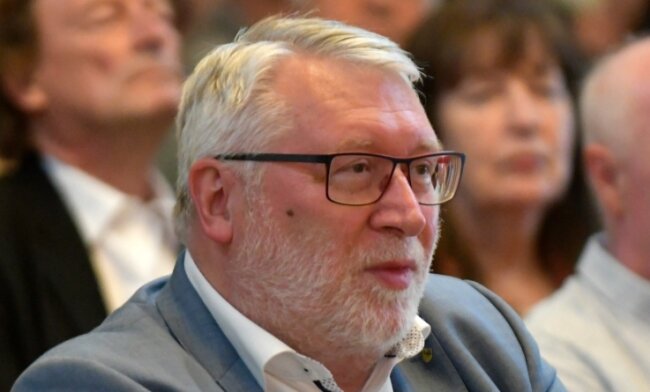 Landrat Matthias Damm (CDU) - hier beim Leserforum der "Freien Presse" vergangene Woche im "Goldenen Löwen" Hainichen - ist gegen eine einrichtungsbezogene Impfpflicht. 