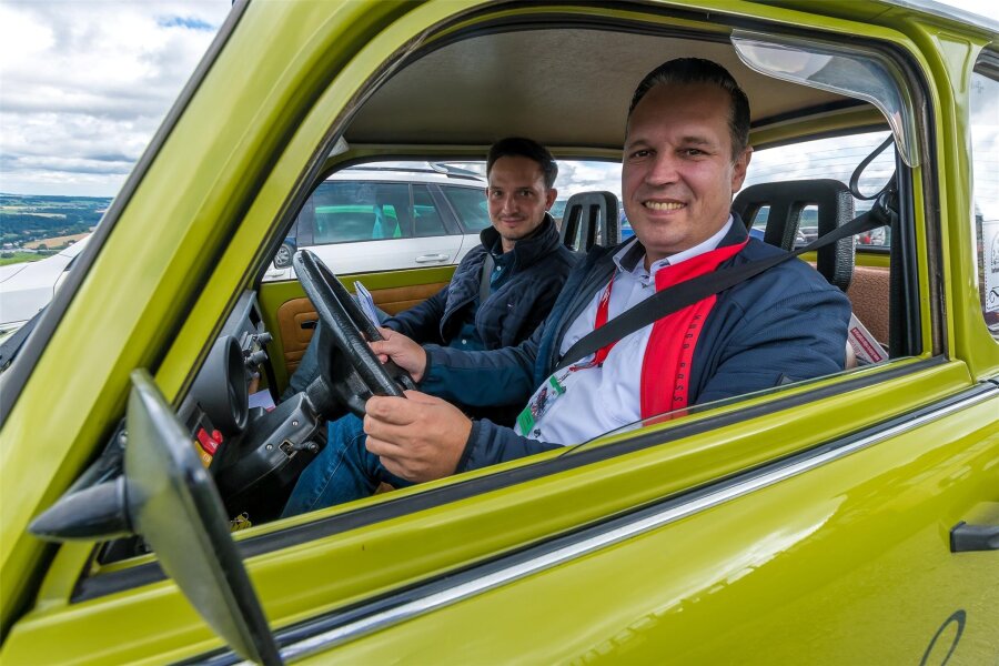 Landrat pilotiert bei der Historic-Rallye seinen Chauffeur im Trabant - Landrat Rico Anton (r.) pilotierte Sepp Wiegand in einem grünen Trabant von Chemnitz zum Schwartenberg.