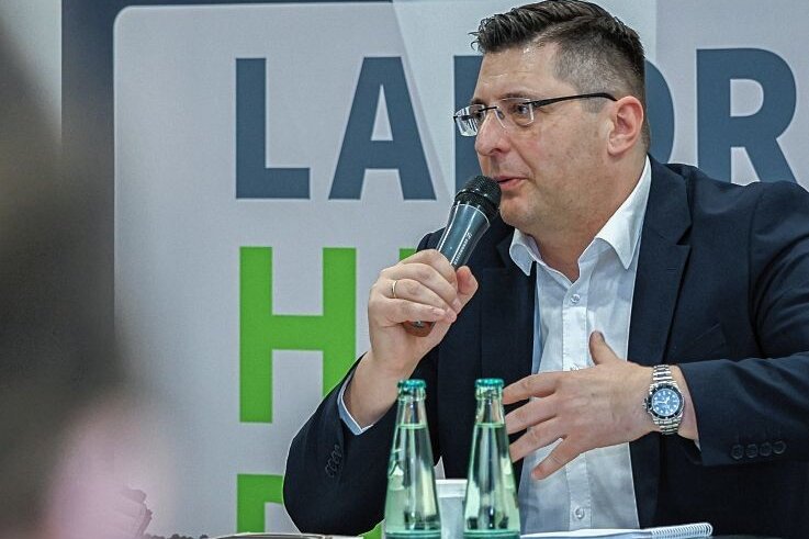 Landrat plädiert für Poliklinik Plus - Landrat Thomas Hennig diskutierte am Dienstag in Auerbach mit Vogtländern über aktuelle Probleme im Landkreis.