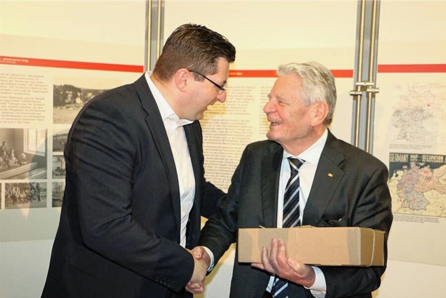 Landrat Thomas Hennig lädt ehemaligen Bundespräsidenten Joachim Gauck ins Vogtland ein - Vogtland-Landrat Thomas Hennig (CDU) übergab Gauck ein Geschenk.