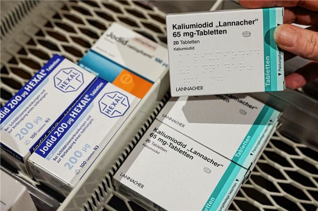 Landratsamt Freiberg verteilt 288.000 Jodtabletten an Städte und Gemeinden - Jod-Tabletten, die hier in einer Apotheke zu sehen sind, liegen nun auch in Städten und Gemeinden in Mittelsachsen bereit. 