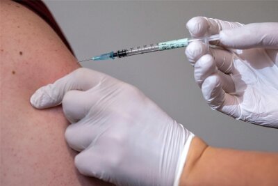 Landratsamt im Vogtland impft nun doch gegen Corona - Coronaschutz-Impfung während der Pandemie: Auch das Landratsamt wird nun wieder Impfungen anbieten.