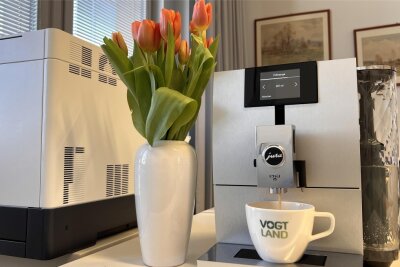 Landratsamt in Plauen rückt endlich teure Kaffeemaschine raus - Aroma-Grinder und Feinschaum-Automatik: Der Kaffeevollautomat Jura Ena 8 im Büro des Landrats.