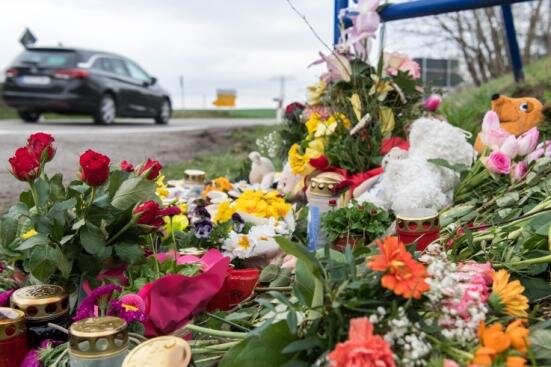Landratsamt Mittelsachsen reagiert nach tödlichem Schulweg-Unfall - Die Anteilnahme ist groß: Blumen, Kerzen und Plüschtiere an der Haltestelle, an der die Schülerin angefahren wurde.