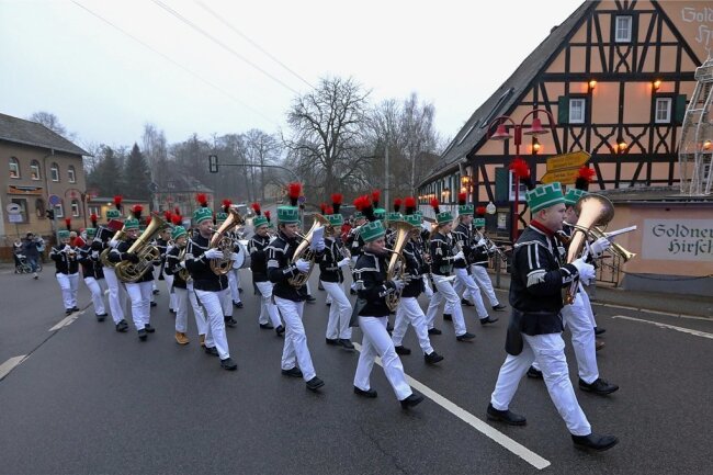 Mitglieder des örtlichen Jugendblasorchesters waren am Samstag durch Bernsdorf bei Hohenstein-Ernstthal (Landkreis Zwickau) marschiert. Foto: Andreas Kretschel