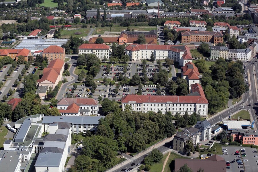 Landratsamt Zwickau: Passen moderne Arbeitswelten zur alten Kaserne? - Die Stadt Zwickau hat das Verwaltungszentrum nach 20 Jahren Leasing zurückgekauft. Der Landkreis ist der größte Mieter.