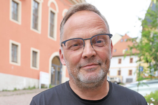 Landratskandidat Dirk Neubauer (parteilos) will die Regionen im Landkreis stärken - Dirk Neubauer, parteiloser Landratskandidat, auf dem Markt von Augustusburg. Er will auch als Landrat hier wohnen bleiben. 