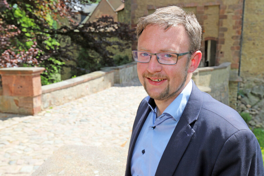 Dr. Rolf Weigand (AfD), Kandidat für die Landratswahl in Mittelsachsen, vor der Burg Kriebstein. 