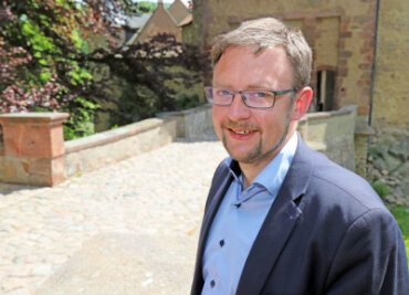 Landratskandidat Rolf Weigand (AfD) will "Schwung ins System" bringen - Dr. Rolf Weigand (AfD), Kandidat für die Landratswahl in Mittelsachsen, vor der Burg Kriebstein. 