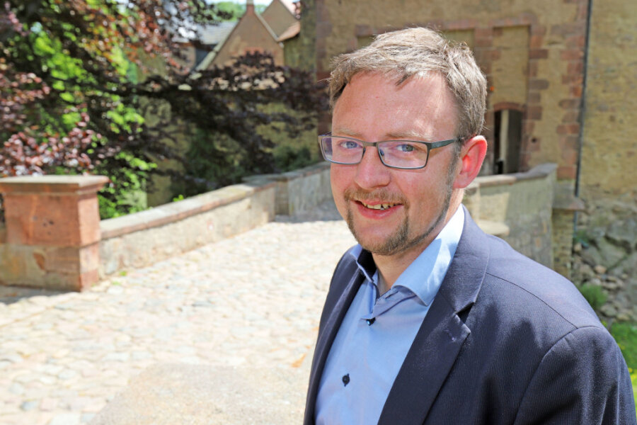 Landratskandidat Rolf Weigand will "Schwung ins System" bringen - Dr. Rolf Weigand (AfD), Kandidat für die Landratswahl in Mittelsachsen, vor der Burg Kriebstein. 
