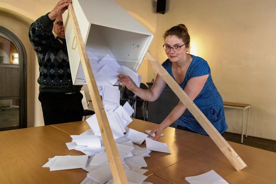 Die Wahlbeteiligung am 12. Juni lag bei 49,4 Prozent. Mehr als jeder zweite Erzgebirger blieb zu Hause. Im Bild: Die Auszählung in einem Annaberg-Buchholzer Wahllokal am Sonntagabend.