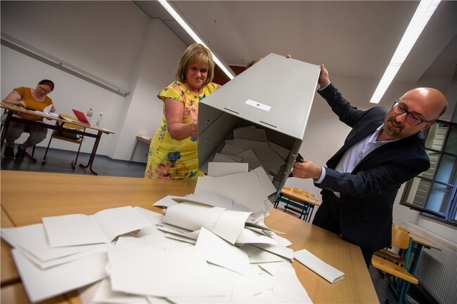 Landratswahl im Vogtland geht in die zweite Runde - 450 Helfer waren am Sonntag allein in Plauen ehrenamtlich im Einsatz, um die Wahlen abzusichern. Diana Albert und Thomas Schüppel packten im Wahllokal an der Melanchthonstraße mit an. Vogtlandweit gab es 205 Urnen- und56 Briefwahlbezirke. 
