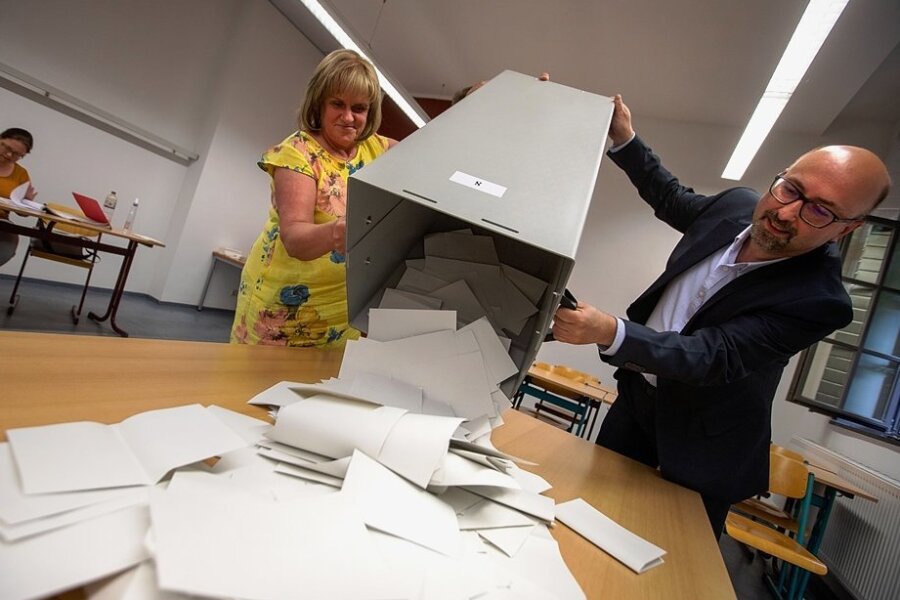 Landratswahl im Vogtland geht in die zweite Runde - 450 Helfer waren am Sonntag allein in Plauen ehrenamtlich im Einsatz, um die Wahlen abzusichern. Diana Albert und Thomas Schüppel packten im Wahllokal an der Melanchthonstraße mit an. Vogtlandweit gab es 205 Urnen- und56 Briefwahlbezirke. 