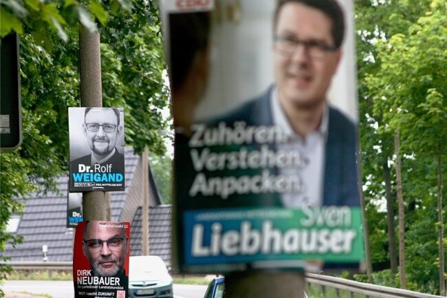 Landratswahl in Mittelsachsen: Expertenurteil zu Wahlplakaten überrascht - Wahlplakate der drei Landratskandidaten an der B 173 in Oberschöna. 
