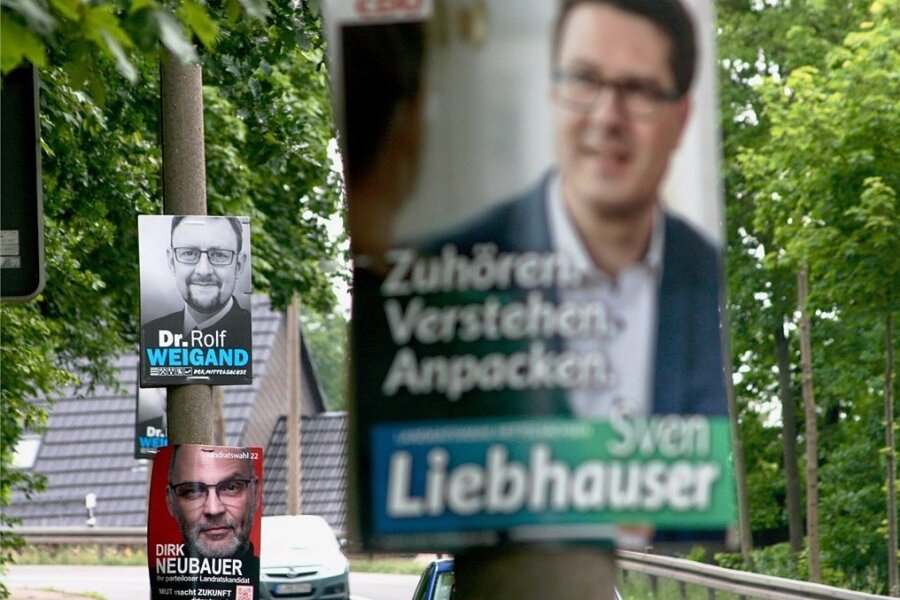 Landratswahl in Mittelsachsen: Expertenurteil zu Wahlplakaten überrascht - Wahlplakate der drei Landratskandidaten an der B 173 in Oberschöna. 