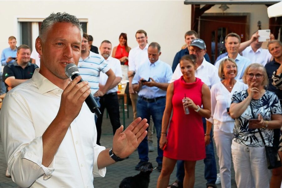 Um 20.06 Uhr fiel die Entscheidung. Wenige Minuten später bedankte sich Carsten Michaelis erleichtert bei seinen Unterstützern, die er zur Feier auf ein Firmengelände in Langenbernsdorf eingeladen hatte. 