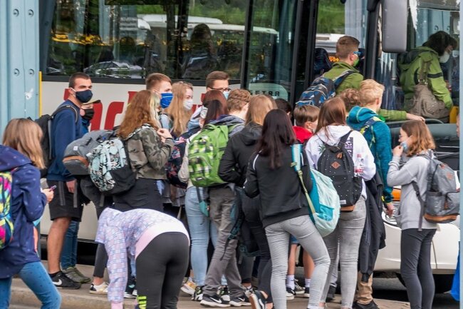 Landratswahl in Zwickau: Jugendliche befragen Kandidaten - Der Bus ist für Jugendliche ein wichtiges Fortbewegungsmittel. Doch was, wenn der zu teuer wird? Und wenn gar keiner fährt? 