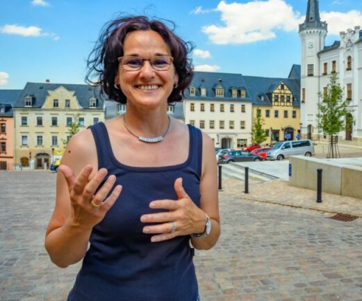 Bei der Landratswahl in Zwickau hat die Kirchberger Bürgermeisterin Dorothee Obst nur zehn Stimmen Rückstand. Dass sich das Ergebnis noch ändert, ist nicht ganz ausgeschlossen.