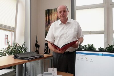 Landratswahl in Zwickau: Wie funktioniert eigentlich die Amtsübergabe? - Noch-Landrat Scheurer vergangene Woche in seinem Büro. 