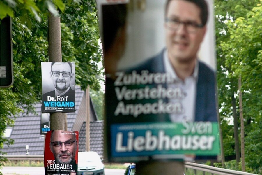 Wahlplakate der drei Landratskandidaten an der B 173 in Oberschöna. 
