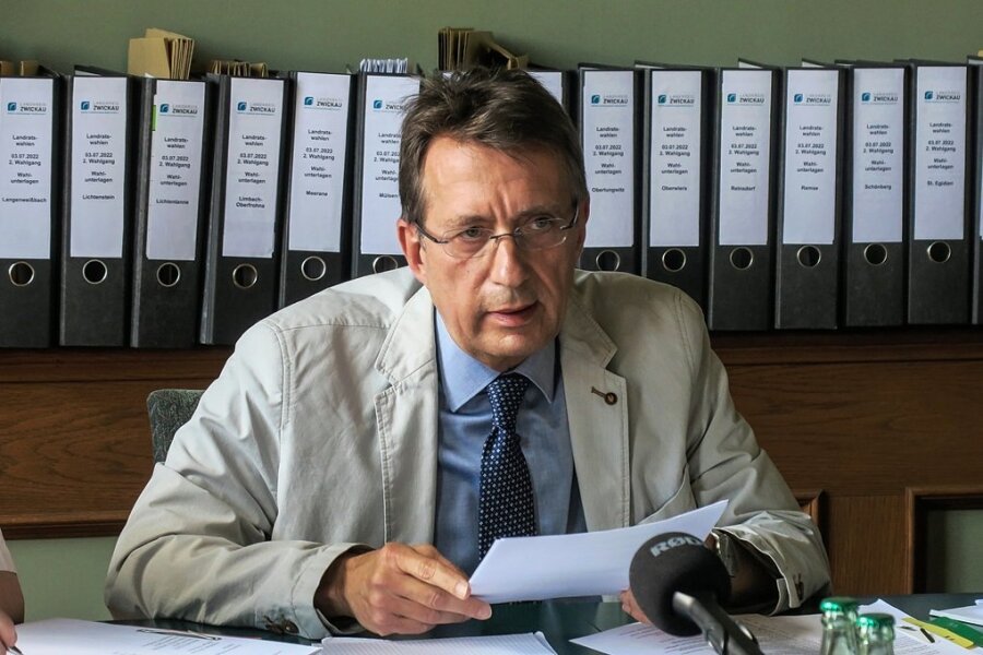 Landratswahl Zwickau: Offizielles Ergebnis sieht weiterhin Michaelis vorn - Kreiswahlleiter Udo Bretschneider gab das endgültige Wahlergebnis bekannt. 