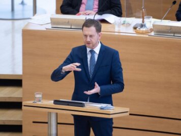 Landtag beschließt epidemische Lage - Kretschmer sieht Mitschuld bei AfD - Michael Kretschmer (CDU), Ministerpräsident von Sachsen, spricht im Plenum zu den Abgeordneten.