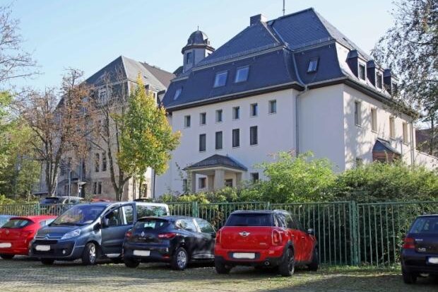 Landtag bewilligt Gelder für Neubau - Auf dem Parkplatz vor dem Werdauer Polizeirevier soll ein Neubau errichtet werden.