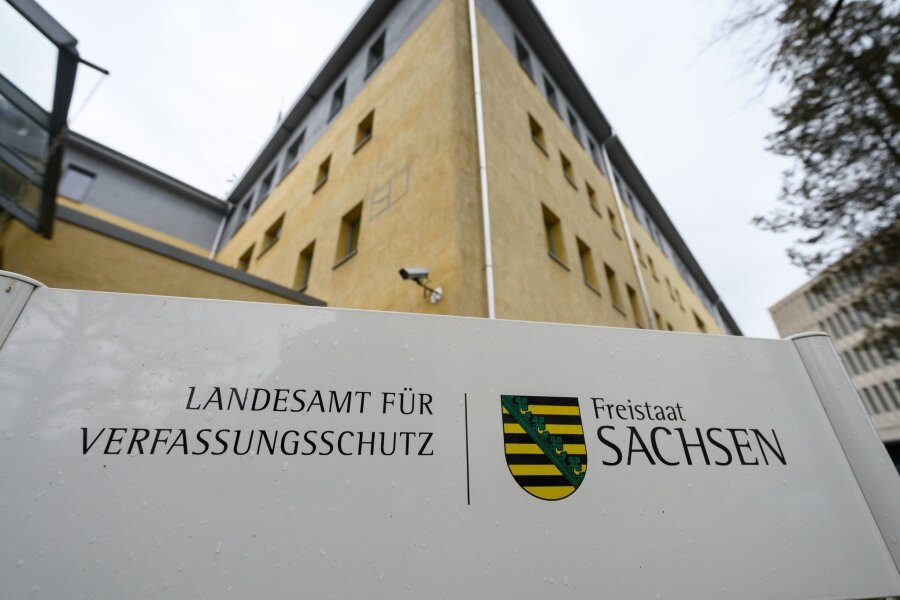 Landtag verabschiedet Verfassungsschutzgesetz - Ein Hinweisschild „Landesamt für Verfassungsschutz“ steht vor dem Eingang der Behörde.
