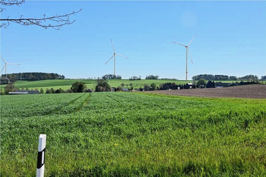 Landtagsabgeordneter setzt sich für Windkraft in Euba ein - Diese Visualisierung zeigt, wie die Windräder auf dem Katzenberg aussehen könnten. Die Perspektive wurde vom südlichen Abschnitt des Kirchweges mit Blick auf Euba aufgenommen.