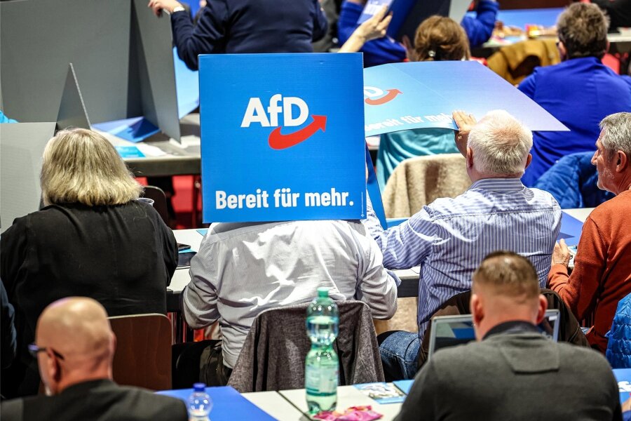 Landtagswahl in Sachsen: Warum die AfD-Listenaufstellung dieses Mal schneller geht als 2019 - Mobile Wahlkabinen wie diese kamen am Freitag in der Sachsenlandhalle in Glauchau zum Dauereinsatz.