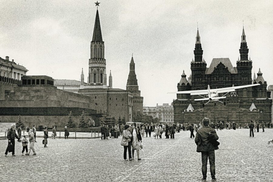 Mathias Rust bei einem seiner ersten Landeversuche direkt über dem Roten Platz in Moskau. Da dieser zu diesem Zeitpunkt zu belebt war, setzte der 18-Jährige schließlich auf einer nahe gelegenen Brücke über die Moskwa auf. Im Hintergrund links das Leninmausoleum.