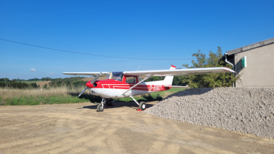 Landung: Rätselraten um Flugzeug in Taltitz - War der Pilot in Not? Am Samstag landete ein einmotoriges Flugzeug auf einem Feld in Taltitz. 