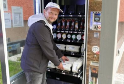 Landwirt setzt bei Vertrieb von Frischeprodukten auf Automaten - Den Automaten, der im Zschopauer August-Bebel-Wohngebiet steht, füllt Benjamin Kirsch ständig mit frischen Eiern auf. 