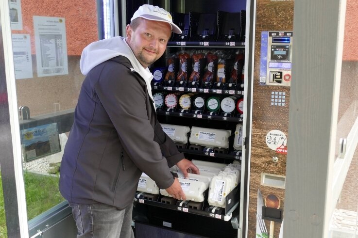 Den Automaten, der im Zschopauer August-Bebel-Wohngebiet steht, füllt Benjamin Kirsch ständig mit frischen Eiern auf. 