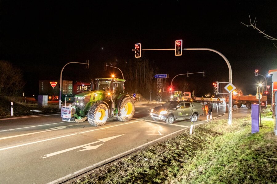 Landwirte blockieren Auffahrten zur A 72 in Hartenstein und Stollberg: Erneute Protest-Entscheidung fällt mitten in der Nacht - Fahrzeuge der Landwirte versperren die Auffahrt zur A 72 in Hartenstein.