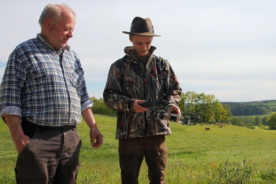Landwirte im Vogtland wollen Kitzretter bei Drohnenkauf unterstützen - Bei Landwirt Klaus Jakob aus Trieb war Kitzretter Carljohannes Rotter, ein Jungjäger aus Lauschgrün, schon mit seiner Drohne im Einsatz. 