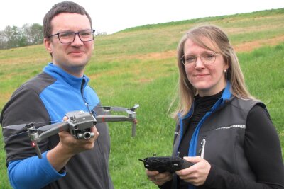 Landwirte in Methau bringen Kitze aus der Gefahrenzone - Marcus Elsner und Christiana Bamesreiter können die neueste Verordnung zu Zertifizierungen von Drohnen nicht nachvollziehen.