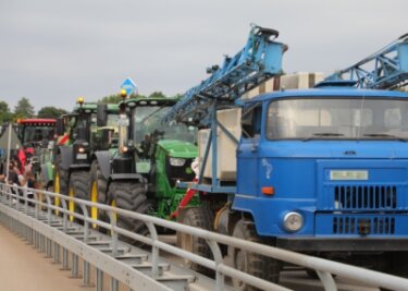 Landwirte protestieren mit Fahrzeug-Konvoi an Autobahn - Insgesamt 16 Traktoren und andere Fahrzeuge machten auf der Brücke der Leipziger Straße über die A 4 für eine Stunde halt. 