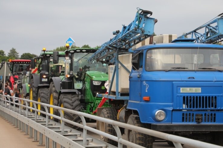 Landwirte protestieren mit Fahrzeug-Konvoi an Autobahn - Insgesamt 16 Traktoren und andere Fahrzeuge machten auf der Brücke der Leipziger Straße über die A 4 für eine Stunde halt. 