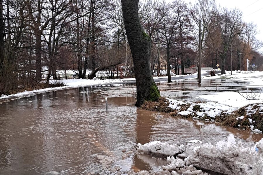 Landwirte reden mit: Hainichen will auf Starkregen besser vorbereitet sein - Am Heiligabend 2023 stand in Berthelsdorf auch die Straße an mehreren Stellen unter Wasser.