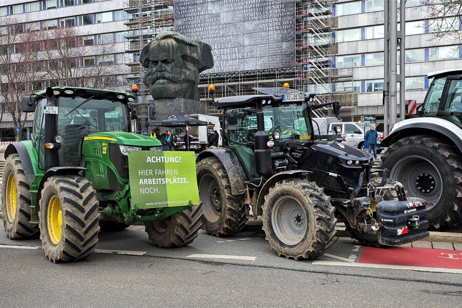 Landwirte, Spediteure und Handwerker demonstrieren erneut in Chemnitz: „Erhöhte Abgaben sind nicht nur ein Unternehmerproblem“ - Landwirte, Handwerker und Unternehmer hatten sich am Samstag in der Chemnitzer Innenstadt zu einer Kundgebung versammelt.