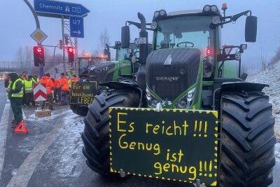 Landwirte warten auf Signal aus Berlin: Droht im Erzgebirge eine zweite Welle des Bauernprotests? - Eine Blockade von „Land schafft Verbindung“ an der Zufahrt zur A 72 der Anschlussstelle Hartenstein.