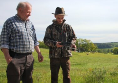 Landwirte wollen Kitzretter bei Drohnenkauf unterstützen - Bei Landwirt Klaus Jakob aus Trieb war Kitzretter Carljohannes Rotter, ein Jungjäger aus Lauschgrün, schon mitseiner Drohne im Einsatz. 