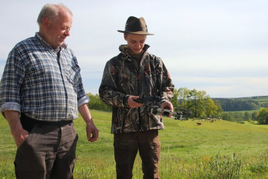 Landwirte wollen Kitzretter bei Drohnenkauf unterstützen - Bei Landwirt Klaus Jakob aus Trieb war Kitzretter Carljohannes Rotter, ein Jungjäger aus Lauschgrün, schon mitseiner Drohne im Einsatz. 