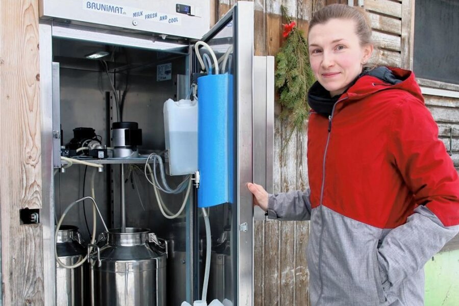 Landwirtin krempelt ihren Hof im Vogtland um: Diese Bäuerin setzt jetzt auf Bio - Den Milchautomaten befüllt Carolin Stumpf täglich mit frischer Bio-Milch. 