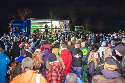 Landwirtin Maria aus Oelsnitz nach Brandanschlag: „Wir haben keine Angst. Wir haben Wut!“ - Kundgebung auf dem Rastplatz in Stützengrün. Nick Alscher aus Lößnitz hatte seinen Truck zur Bühne umfunktioniert.