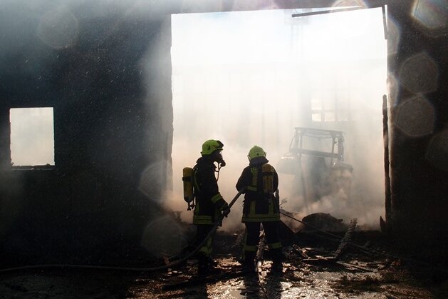 Landwirtschaftliche Halle in Kemnitz brennt nieder - Explosionen weithin hörbar - 