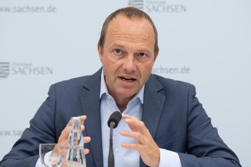            Wolfram Günther (Die Grünen), Umwelt- und Agrarminister von Sachsen, spricht auf einer Pressekonferenz.